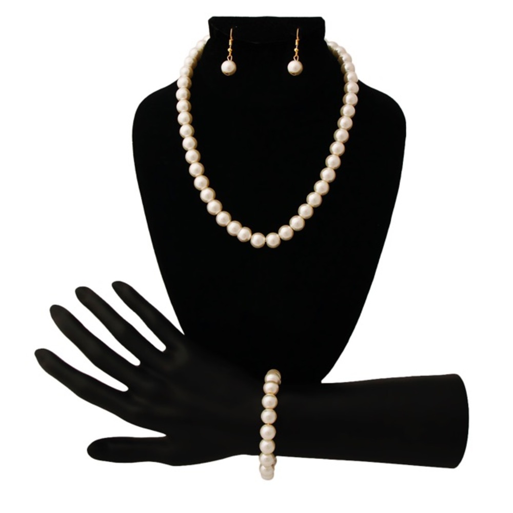 ✨Grandmas Pearls Necklace 3 Piece set *NWT*✨